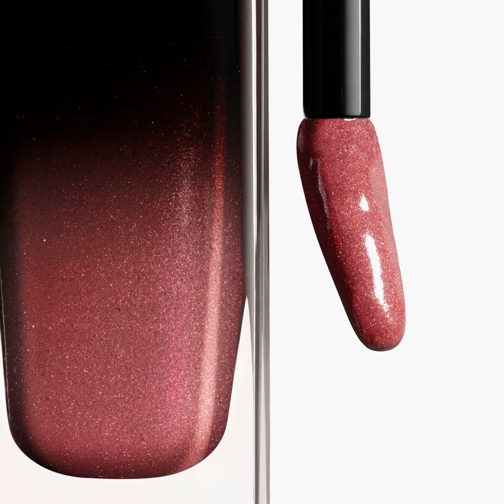 LA BARRA DE LABIOS LÍQUIDA BRILLANTE DE LARGA DURACIÓN